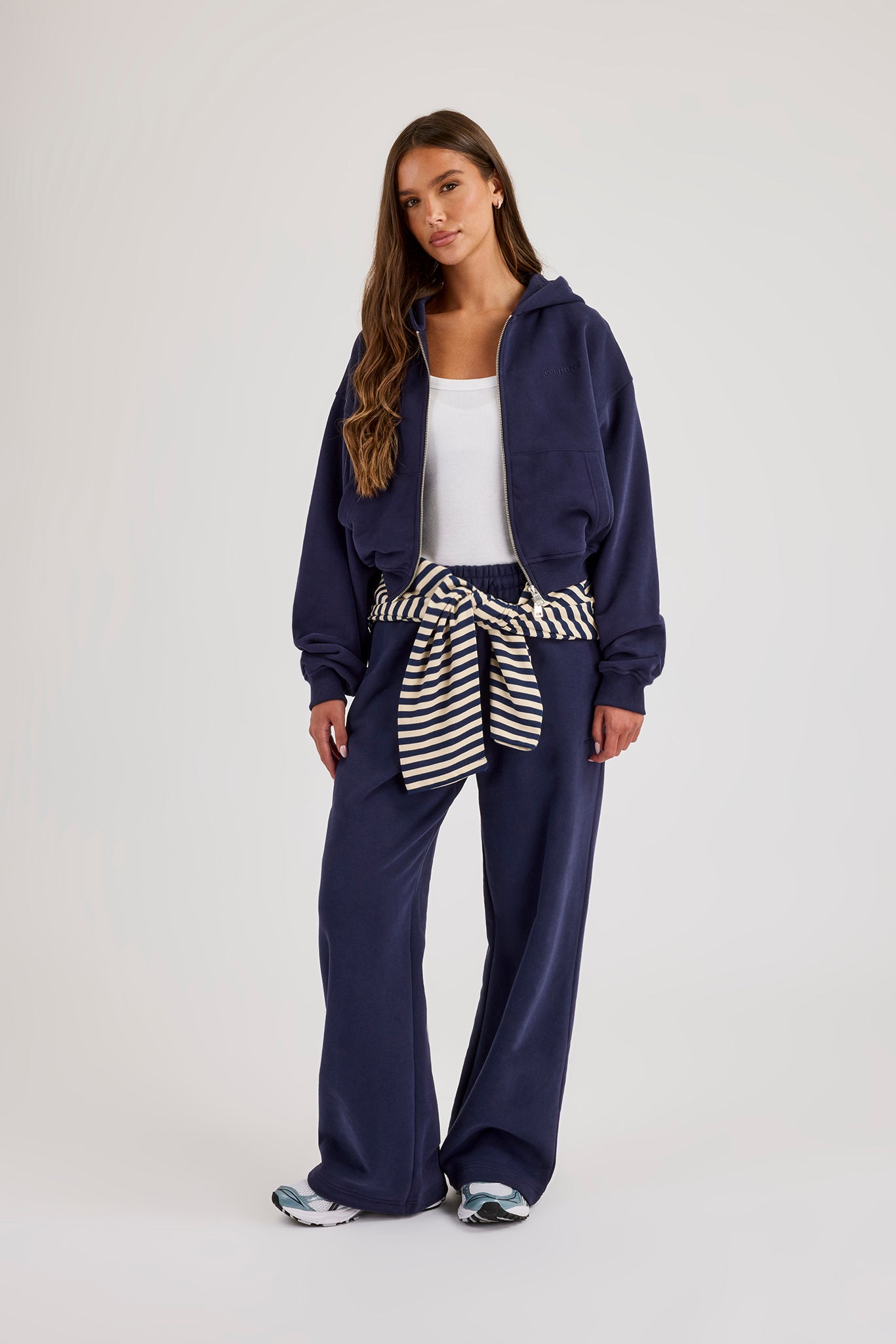 Cernucci – Kurzer Kapuzenpullover mit durchgehendem Reißverschluss und Jogginghose mit weitem Bein – Marineblau